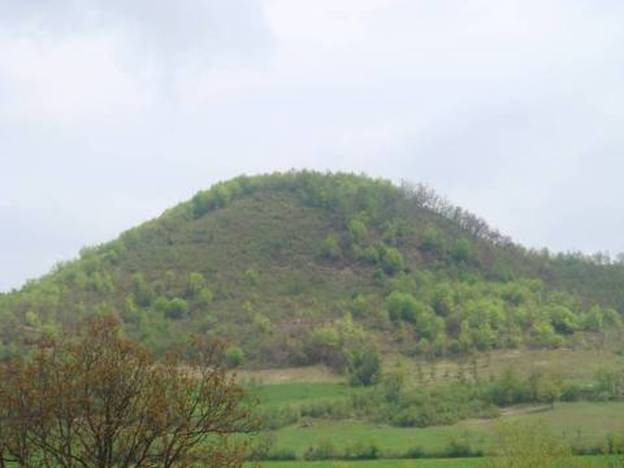 Fotografija 1: Pogled na zapadnu stranicu Bosanske piramide Mjeseca, visoku 190 metara i pravilno orijentiranu prema zapadu; piramida je prekrivena nanosima zemlje i vegetacije, isto kao i hiljade piramida u Kini, Meksiku ili Guatemali