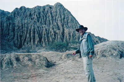 Autor ispred najviše Tukume piramide Sunca u Peruu 