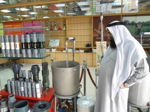 Menadžer Junaid Khoory s proizvodima magnetne tehnologije u Dubaiju