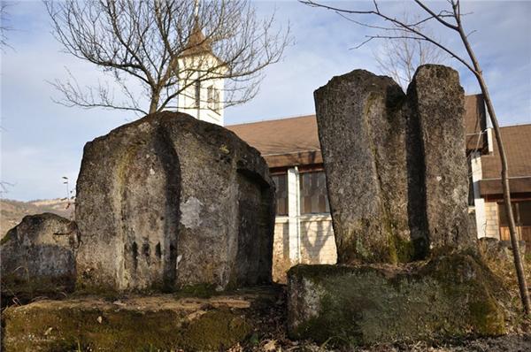 The Ancestral Origin of Stećaks