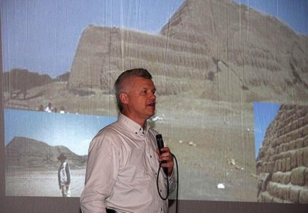 MOSTAR: Dr.sc. Semir Osmanagić održao predavanje o istraživanjima piramidalnog kompleksa u Visokom