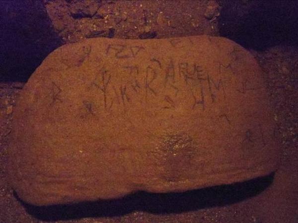 UKLESANI SIMBOLI U PODZEMNOM LABIRINTU RAVNE