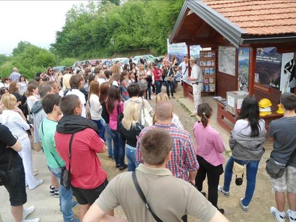 TURISTI IZ AUSTRIJSKOG ROTARY CLUBA, OSNOVCI IZ BOSANSKOG PETROVCA, ENGLESKE GRUPE…