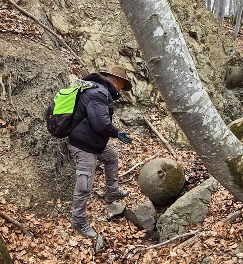 KAMENE KUGLE NA POVLENU