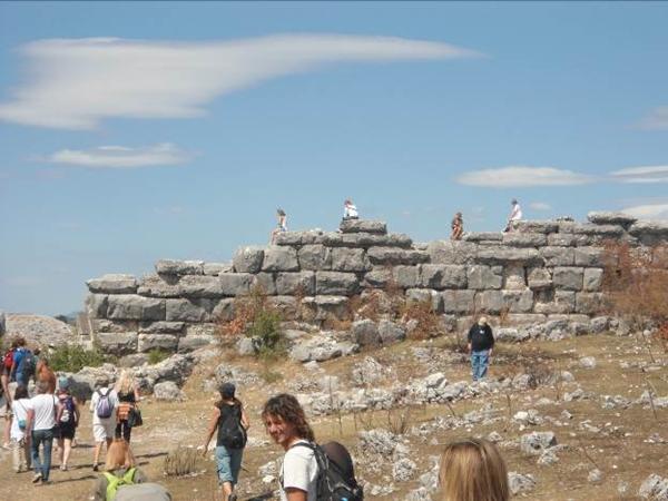 ZABLUDE O MEGALITNOM GRADU I OBLIKOVANIM BLOKOVIMA