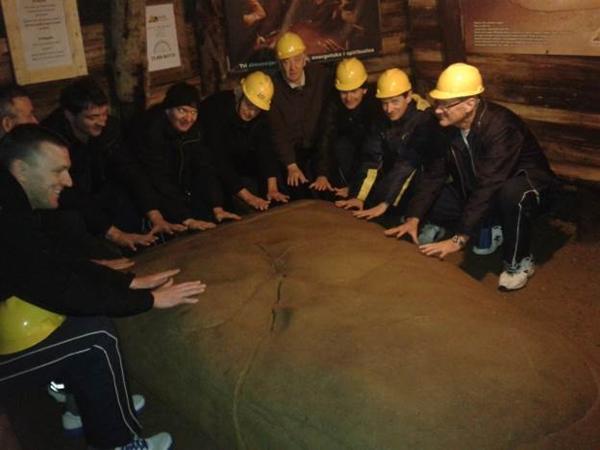 Najtrofejniji svjetski kuglaški klub Medveščak iz Zagreba u posjeti Prahistorijskom labirintu Ravne.