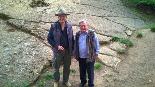 ERICH VON DANIKEN IM BESUCH ZUM PYRAMIDEN IN BOSNIEN