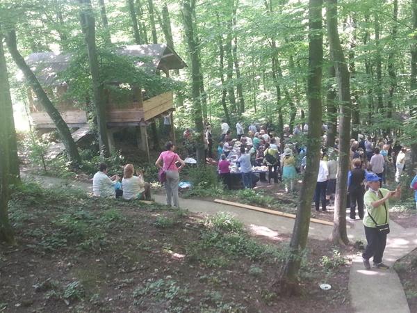 Američki turisti u posjeti parku kamene kugle Zavidovići‏
