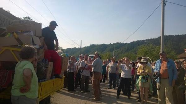 AMERIČKI TURISTI U BiH PREDALI HUMANITARNU POMOĆ UGROŽENOM STANOVNIŠTVU U ZAVIDOVIĆIMA