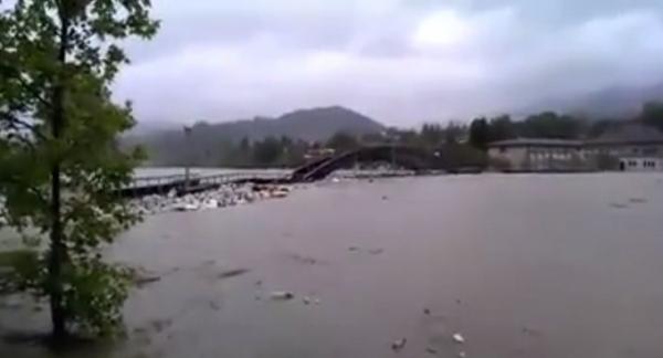 AMERIČKI TURISTI U BIH PREDALI POMOĆ UGROŽENIMA IZ ZAVIDOVIĆA