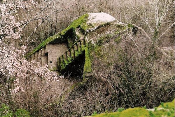 ABOUT THE ETRUSCAN PYRAMID AT BOMARZO, ITALY AND   WORDS  RELATED TO THE CONCEPTS OF PYRAMID AND ALTAR