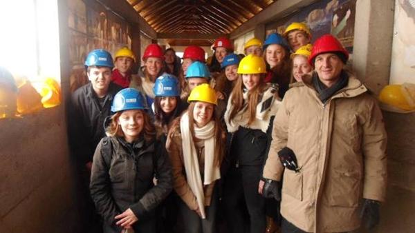 BELGIJANCI IZ MENENA I SREDNJOŠKOLCI IZ GRAČANICE U TUNELIMA RAVNE