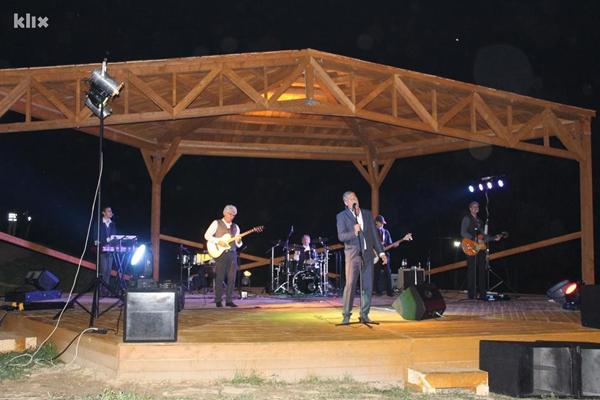 Visoko: Goran Karan sa prijateljima svečano otvorio turističko-arheološki park “Ravne 2”