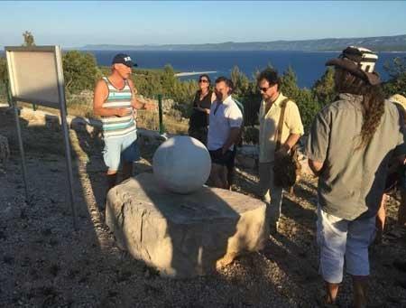 VON DANIKEN U MEGALITNOM PARKU: “BOL ME OČARAO”