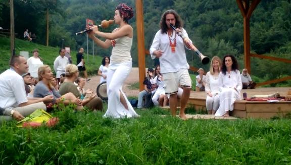 NEZABORAVAN DOŽIVLJAJ U PARKU “RAVNE 2”- KONCERT NA OTVORENOM