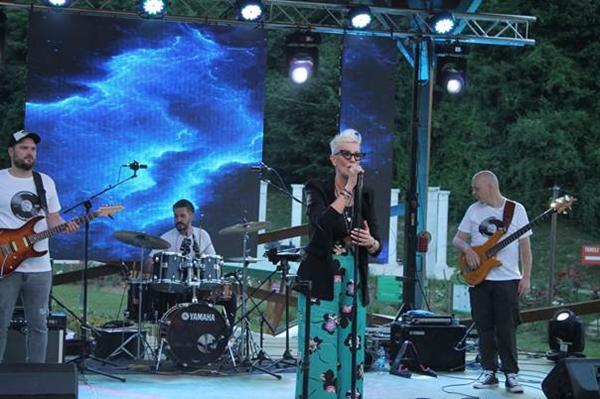 TIJANA DAPČEVIĆ RASPLESALA PRISUTNE POSJETIOCE U PARKU „RAVNE 2“