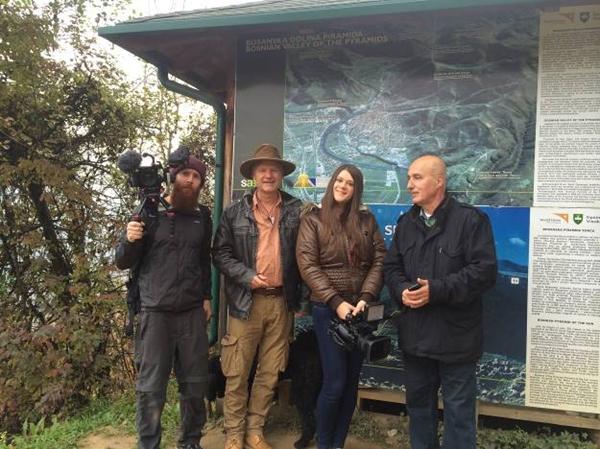 ARAPSKE I ENGLESKE TV KAMERE NA PIRAMIDAMA