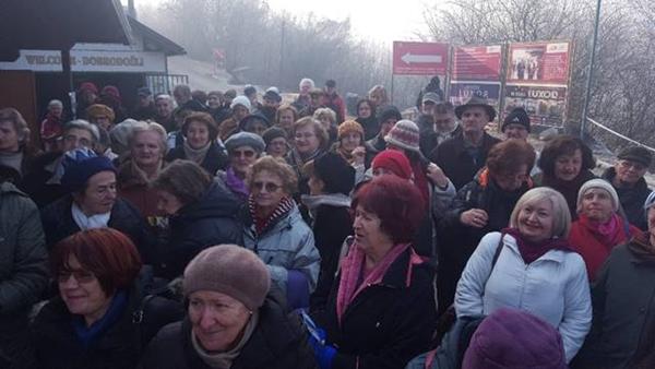SENIORS AMAZED BY UNDERGROUND TUNNELS