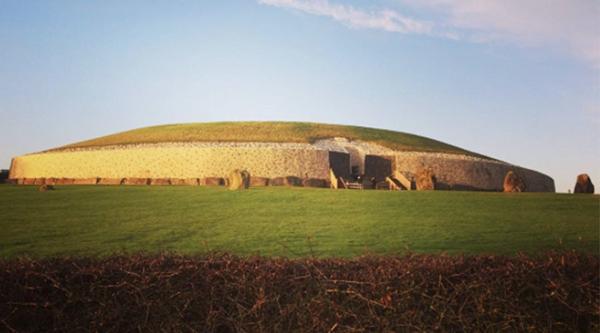 Ancient tomb’s awesome astrological light show draws crowds