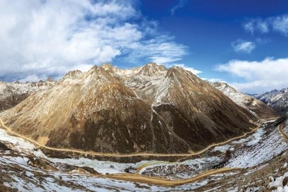 The Surprisingly Early Settlement of the Tibetan Plateau