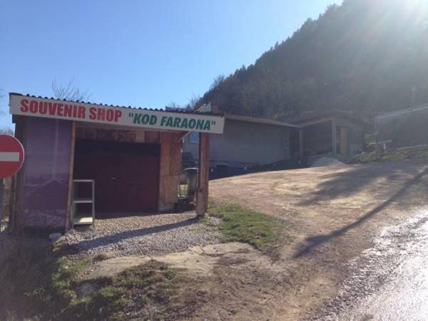 SUVENIRNICE NA PIRAMIDI SUNCA SPREMNO ČEKAJU TURISTE