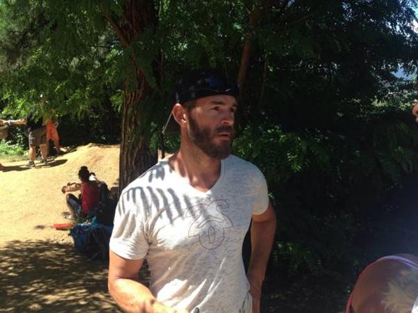 AMERIKANAC JOSHUA VOLONTIRA U BOSANSKOJ DOLINI PIRAMIDA