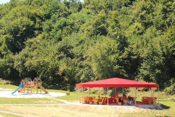 BROJNI GOSTI FONDACIJE SMIRAJ I MJESTO ZA ODMOR PRONALAZE U PARKU „RAVNE 2“