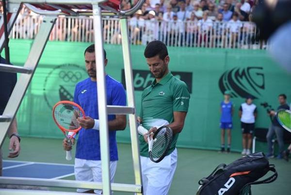 NOVAK RASPOLOŽEN STIGAO U VISOKO I ZABAVIO BROJNU PUBLIKU