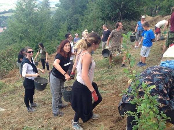 SPANISH ELENA AND ALEJANDRA PERES ARE SPENDING THEIR VACATION ACTIVELY WORKING AS THE VOLUNTEERS IN VISOKO