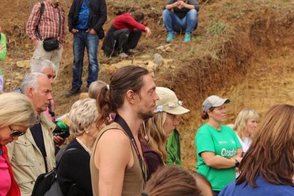 HOLANDSKI FOTOGRAF ROBERT STOMP FOTOAPARAT ZAMIJENIO LOPATOM I MOTIKOM U VOLONTERSKOJ AKCIJI U VISOKOM