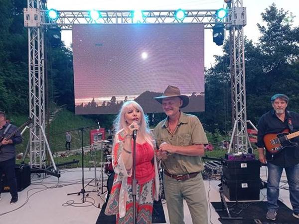 DVIJE HILJADE LJUDI PJEVALO SA HANKOM