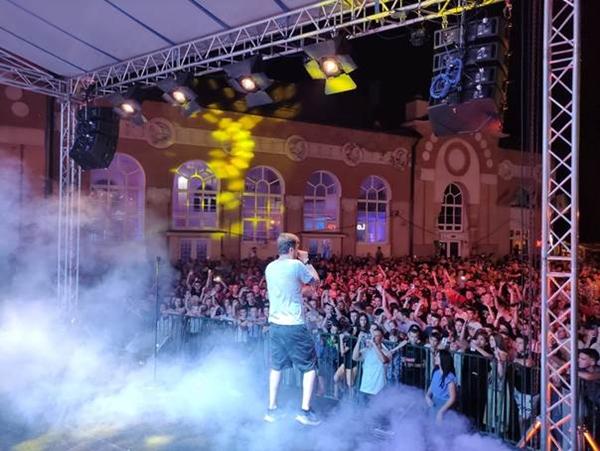 EDO MAAJKA NAKON NASTUPA U VISOKOM SA SUPRUGOM I KĆERKOM OBIŠAO TUNELE RAVNE