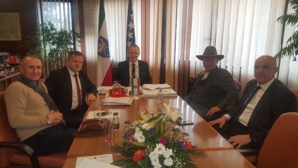 PREDSJEDAVAJUĆI DUVNJAK ODRŽAO RADNI SASTANAK SA PREDSTAVNICIMA FONDACIJE „ARHEOLOŠKI PARK: BOSANSKA PIRAMIDA SUNCA“