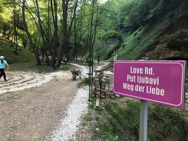 ROADS AND PIAZZAS ADORN THE PARK „RAVNE 2“