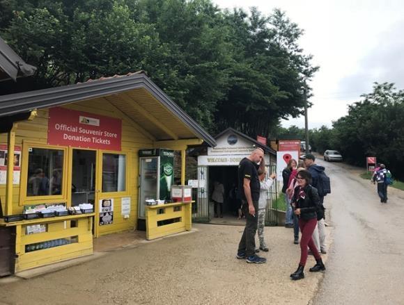 BROJNI POSJETIOCI NA RAVNAMA, ZAVRŠAVAJU SE PRIPREME ZA POČETAK FESTIVALA