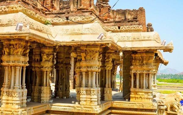 Glazbeni kameni stupovi u Hampi, Indija