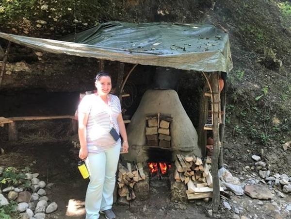 GEOLOZI FONDACIJE S GRUPOM VOLONTERA U PROJEKTU IZRADE BETONA – GEOPOLIMERA, OD KOJEG JE SAZDANA BOSANSKA PIRAMIDA SUNCA