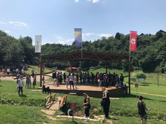POSJETIOCI U PARKU „RAVNE 2“ UŽIVALI U MUZICI I PLESU GOSTIJU IZ BUGARSKE, LATVIJE I INDONEZIJE