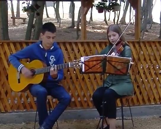 Najava: U nedjelju 12. augusta u parku “Ravne 2” koncert Accoustic Duo, Amina Džinalić i Abas Ibrahimović