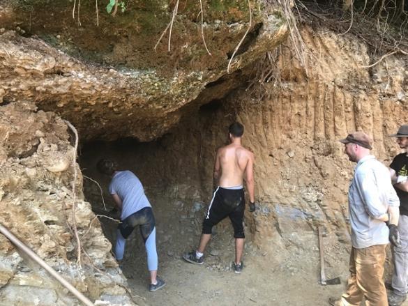 VOLONTERI ANGAŽIRANI NA RADOVIMA NA ULAZU U POTENCIJALNI NOVI TUNEL U BLIZINI PARKA „RAVNE 2“