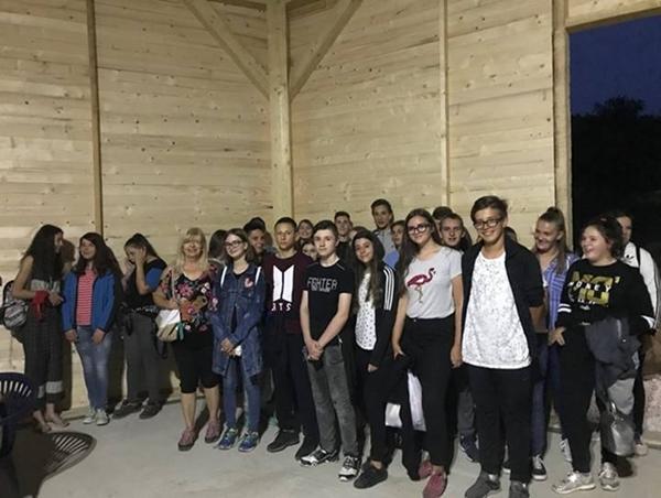 PROJEKCIJI FILMOVA U PARKU „RAVNE 2“ PRISUSTVOVALI I UČENICI O.Š. „KULIN BAN“