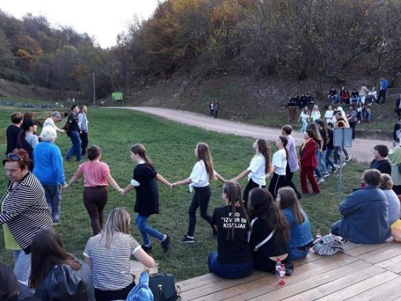 ČLANOVI KULTURNO-UMJETNIČKIH DRUŠTAVA ZABAVLJALI POSJETIOCE PARKA „RAVNE 2“, TUNELI PREPUNI GOSTIJU IZ CIJELE BIH I EVROPE