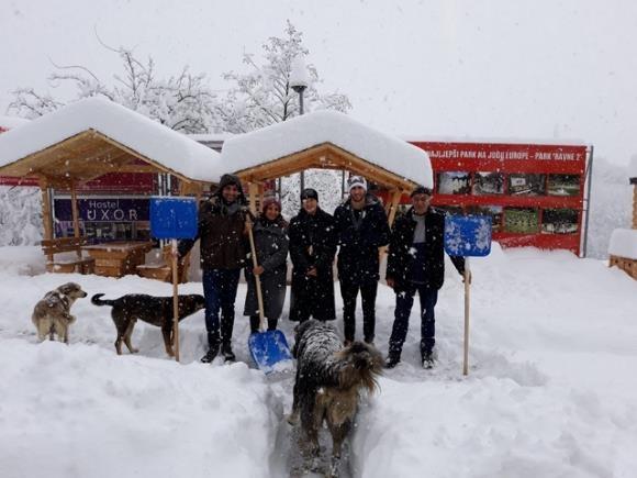 GRUPA IZ TURSKE ČISTILA SNIJEG ISPRED TUNELA RAVNE