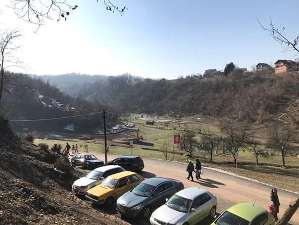 GOSTI UŽIVALI U PROLJETNOM VREMENU I SUNCU, A RADNICI LIJEPO VRIJEME KORISTILI ZA RADOVE U PARKU „RAVNE 2“