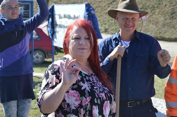 KATHLEEN MCGOWAN I DR. OSMANAGIĆ SIMBOLIČNO ZASADILI CVIJETNE GRMOVE KOJI ĆE SE NALAZITI OKO „LABIRINTA LJUBAVI“