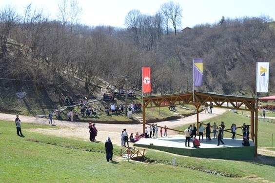 BROJNE POSJETIOCE PARKA „RAVNE 2“ ZABAVLJALI ČLANOVI ANSAMBLA „CRVEN FESIĆ“