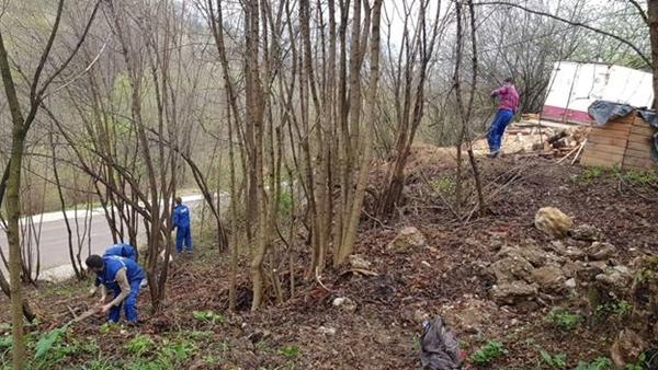 UPOSLENICI FONDACIJE U TEMELJITOJ AKCIJI ČIŠĆENJA DIVLJIH DEPONIJA U KOMPLEKSU RAVNE