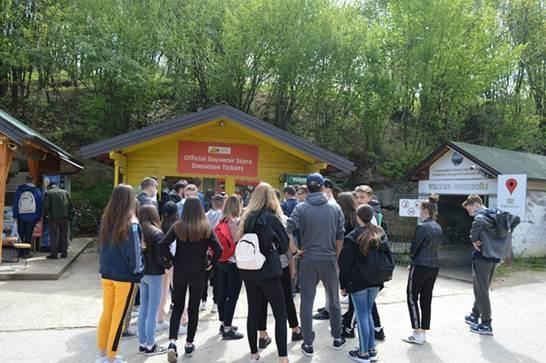 UČENICI I NASTAVNICI IZ MOSTARA OBIŠLI KOMPLEKS RAVNE