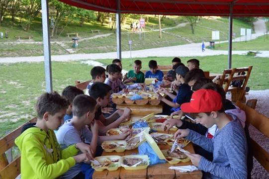 70 MLADIH RUKOMETAŠA METKOVIĆA U POSJETU KOMPLEKSU RAVNE