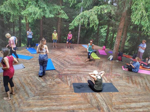 SANJINA YOGA SRCA U MAGIČNOJ ŠUMI ZA LJETNI FESTIVAL